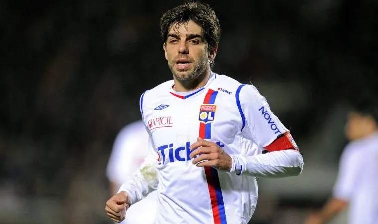 Juninho Pernambucano hiện là cầu thủ sút phạt đỉnh cao khi có được 77 bàn thắng